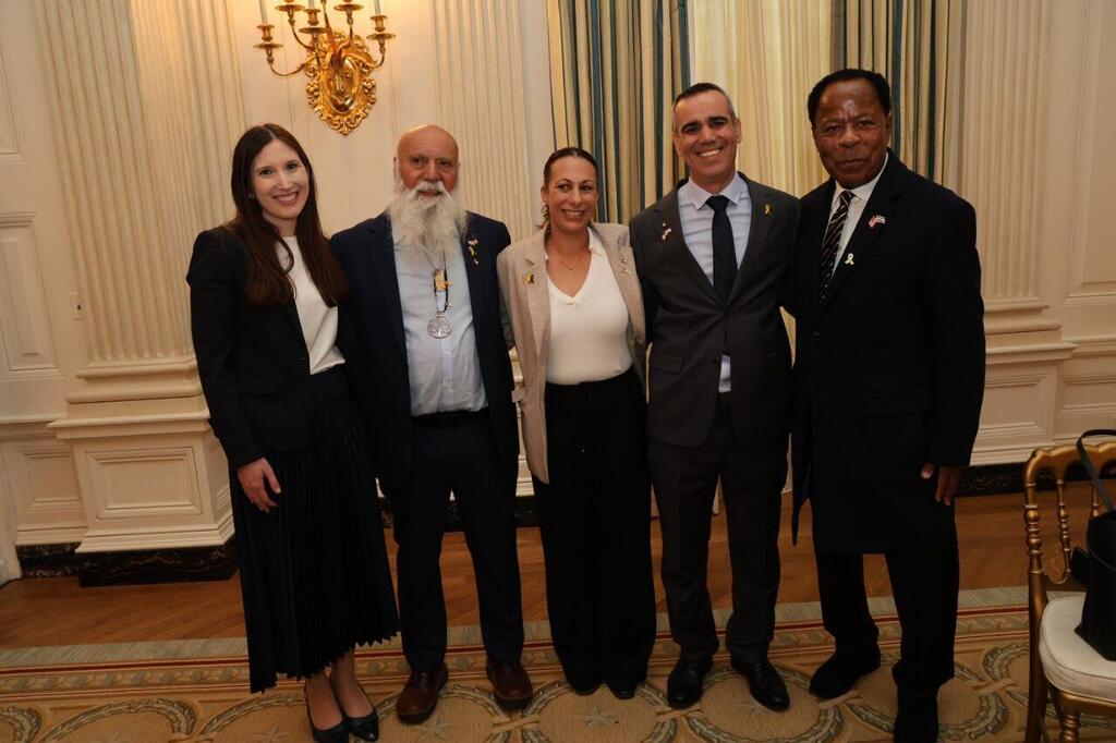 Omri Miran, second from right, with his father Dani and wife Lishay, second and third from left, alongside senior US officials (Photo: Shmulik Almani) שורדי השבי בבית הלבן