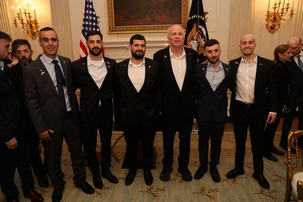 Former Hostages Omri Miran, Gal and Ziv Berman, Keith Siegel, Matan Angreset and Eitan mor at the White House (Photo: Shmulik Almani) שורדי השבי בבית הלבן