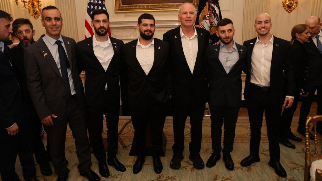 Former Hostages Omri Miran, Gal and Ziv Berman, Keith Siegel, Matan Angreset and Eitan Mor at the White House ( Photo: Shmulik Almani) שורדי השבי בבית הלבן