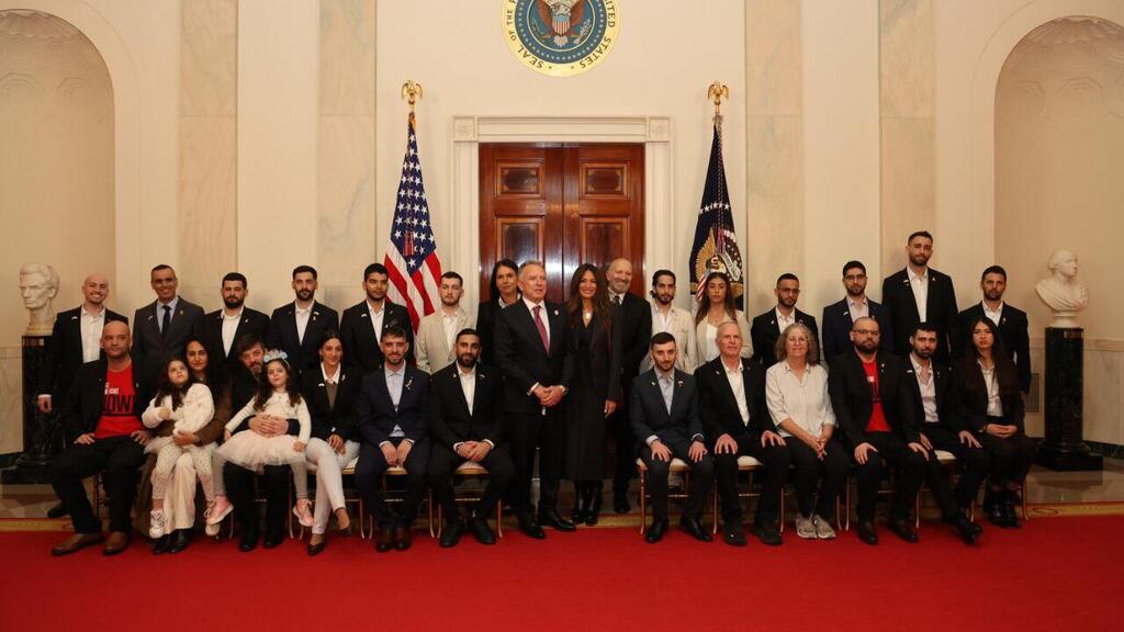 Former hostages and their families visit President Trump at the White House (Photo: Shmulik Almani) שורדי השבי בבית הלבן