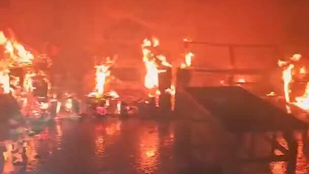 Горящее здание в Беэр-Шеве (Фото: Матанэль Бушари) שריפות בבניינים בבאר שבע