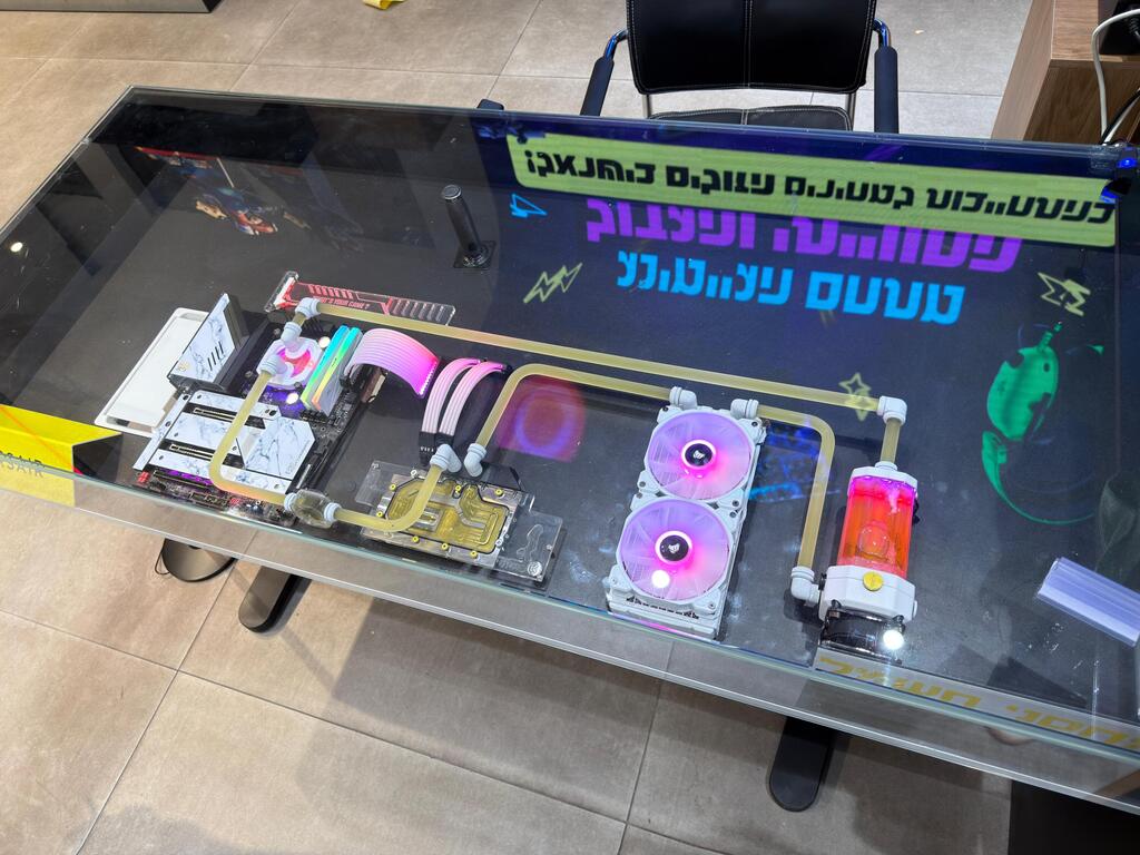 כן, זה מחשב גיימינג בתוך שולחן