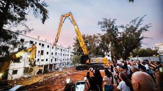 התחדשות עירונית בחולון הריסת מבנים ישנים ברחוב שנקר