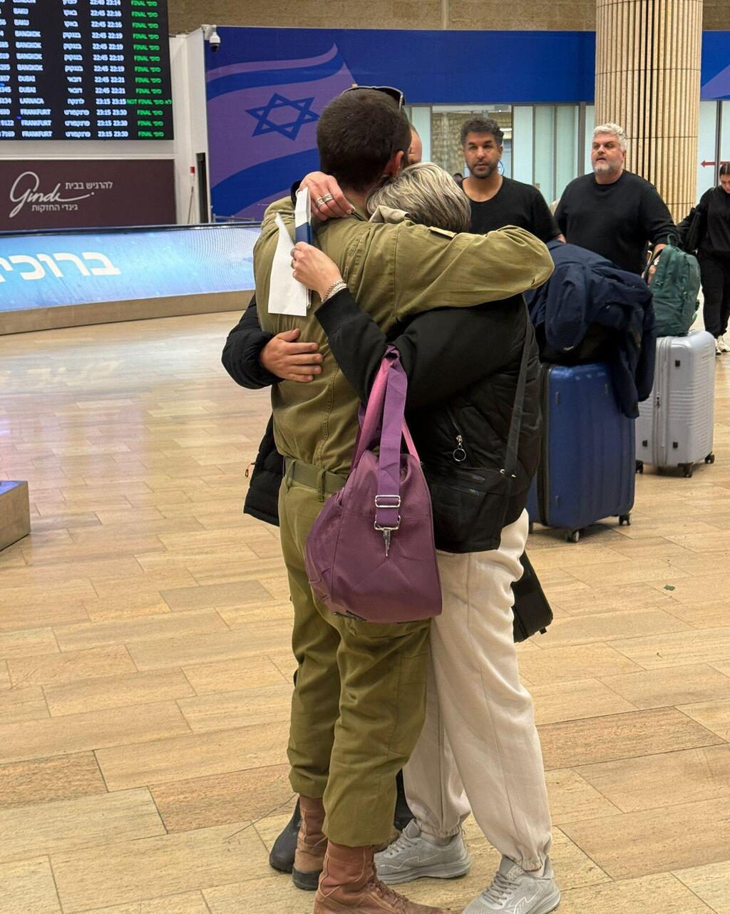 Борис, мама, брат: первое объятие после 10 лет разлуки (Фото предоставлено семьей) Михаил Зильберман с семьей в Бен-Гурионе