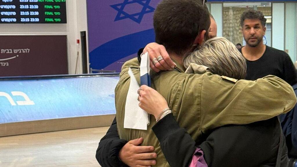 Борис Зильберман с мамой в Бен-Гурионе: наконец они встретились! (Фото предоставлено семьей) Михаил Зильберман с семьей в Бен-Гурионе