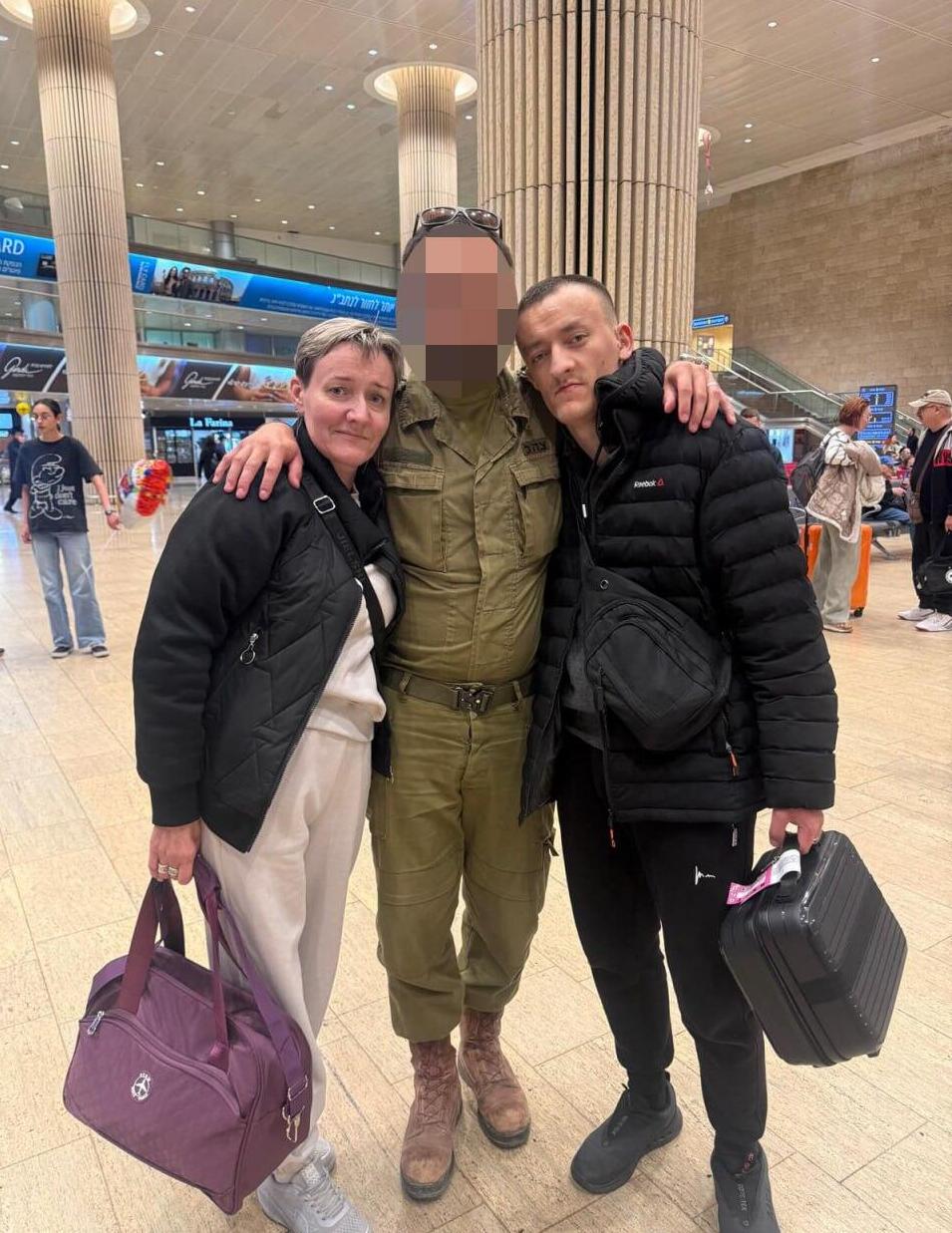 Воссоединение семьи: Валентина Дацюк, резервист Борис Зильберман и его брат Дмитро Зильберман (Фото предоставлено семьей) Михаил Зильберман с семьей в Бен-Гурионе