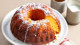 בלי מיקסר: עוגת קוקוס ומיץ תפוחים