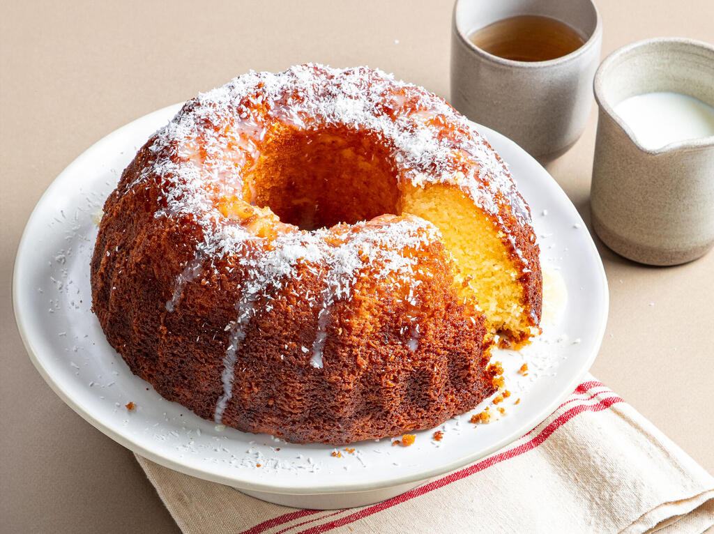 בלי מיקסר: עוגת קוקוס ומיץ תפוחים