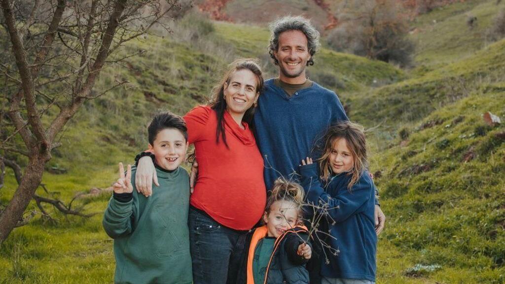 Саги Мор с супругой и детьми (Фото предоставлено семьей Алон) שגיא מור ומשפחתו