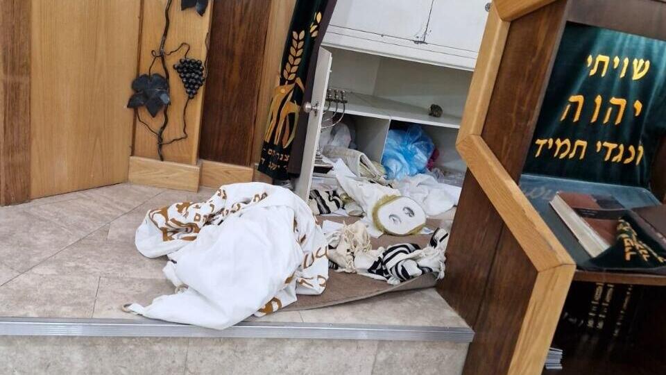 Синагога в Хайфе (Фото: Моше Милик) טליתות ופריטים נוספים על הרצפה ליד ארון הקודש