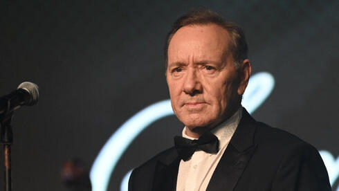 קווין ספייסי בהופעה בתל אביב