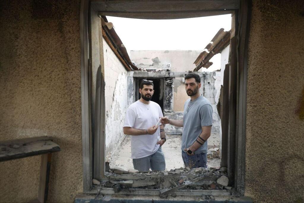 Gali and Ziv Berman in Kfar Aza, one month after their return (Photo: Ziv Koren) גלי וזיו ברמן עם המזוזה מכפר עזה