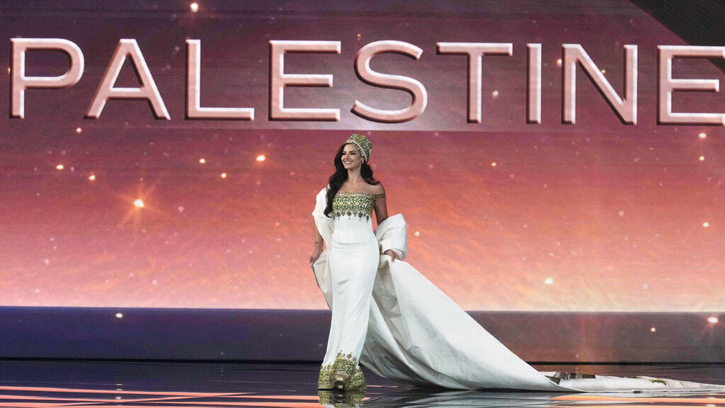 Мисс Палестина Надин Аюб на конкурсе в 2025 году (Фото: AP Photo/Sakchai Lalit) תחרות מיס יוניברס 2025 פלסטין נאדין איוב