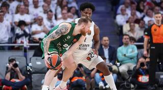 אינייס ברדזאיקיס ואנדרס פליס במאבק