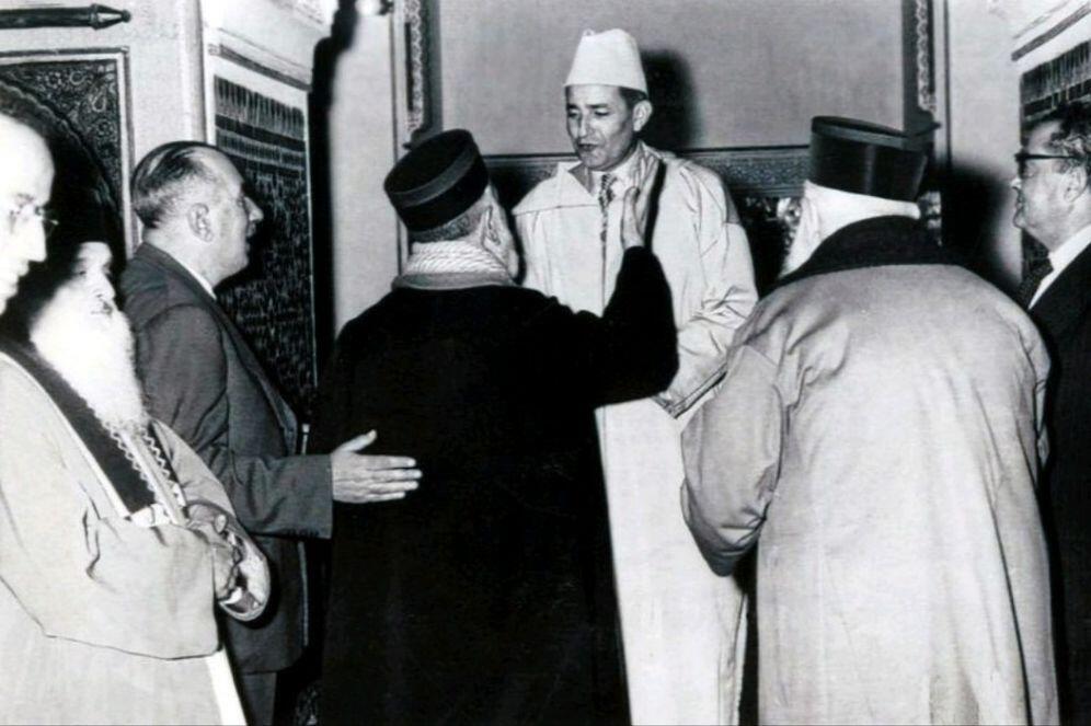 King Mohammed V returning from exile in November 1955, accompanied by the three rabbis of Meknès 