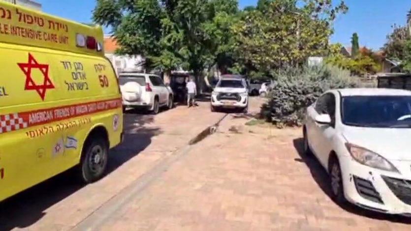 Место падения дерева в Шеар-Эфраим גבר נהרג לאחר שקרס עליו עץ במהלך עבודות גיזום במועצה אזורית לב השרון בישוב שער אפריים