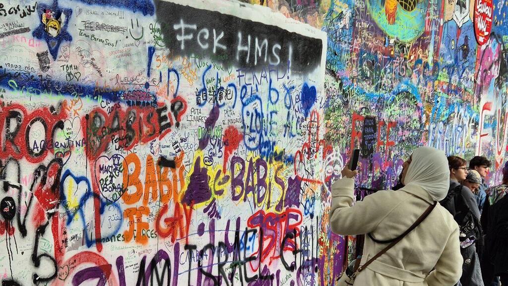 דגל ישראל וכתובת נגד חמאס בקיר ג'ון לנון בפראג