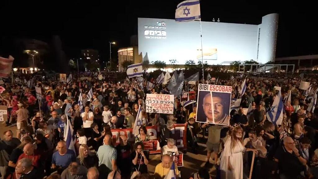 אלפים רבים ומנהיגי האופוזיציה בהפגנה בתל אביב: "הממשלה דוהרת לוועדת טיוח"