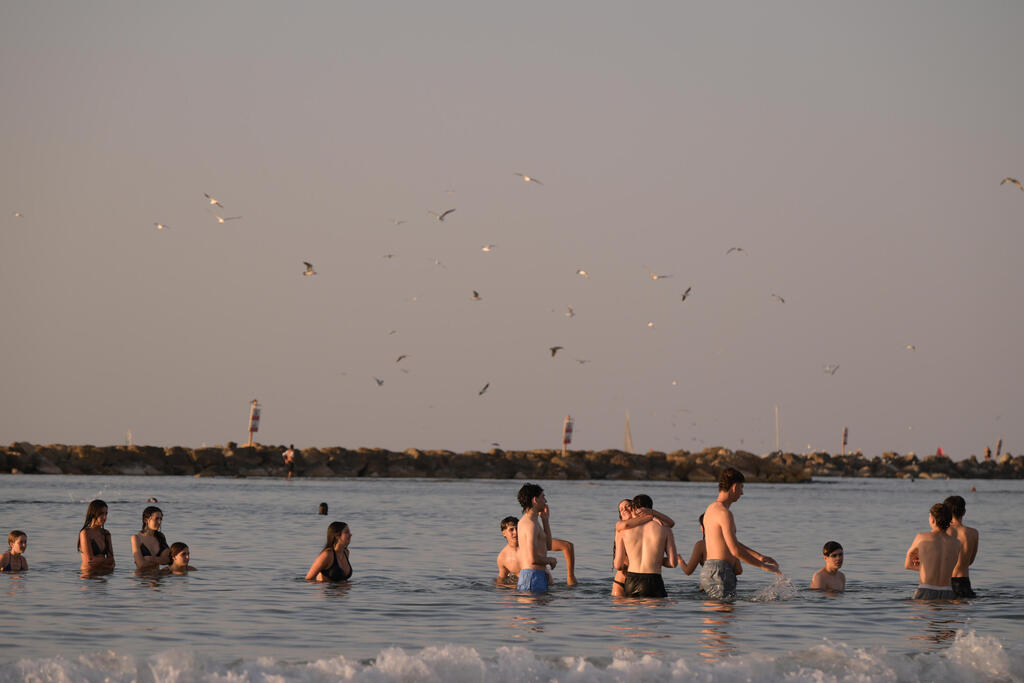 נופשים בחוף בוגרשוב