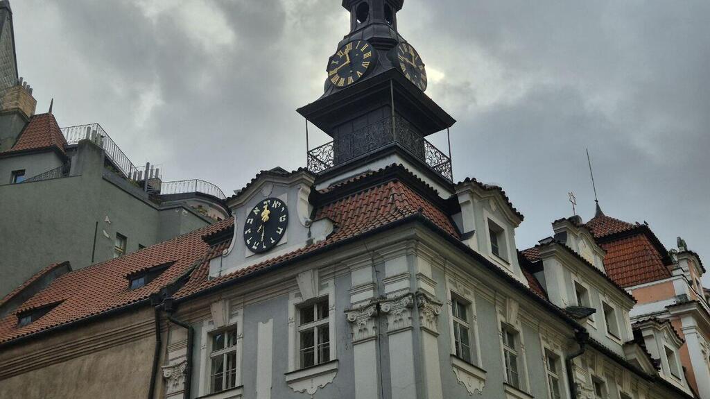 Синагога в еврейском квартале Праги אחד מבתי הכנסת ברובע היהודי בפראג