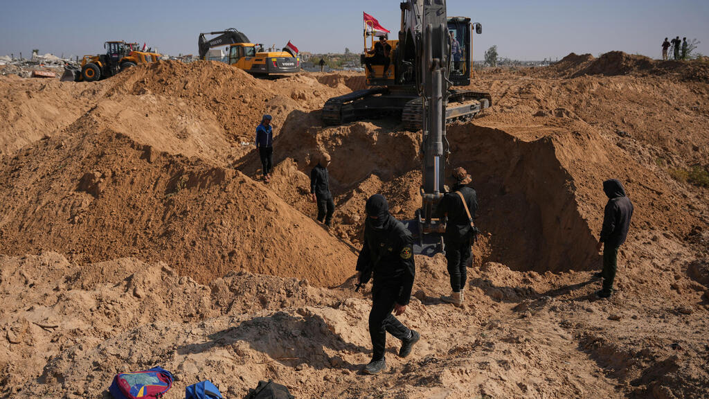 Поиск тел заложников в Газе (Фото: AP Photo/Abdel Kareem Hana) חיפושים אחר חללים חטופים, צפונית לנוסייראת