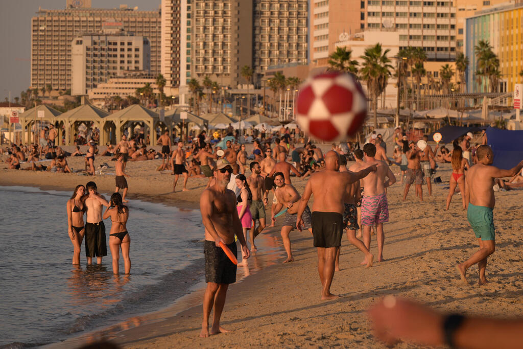 Photo: Yuval Chen נופשים בחוף בוגרשוב