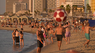 נופשים בחוף בוגרשוב