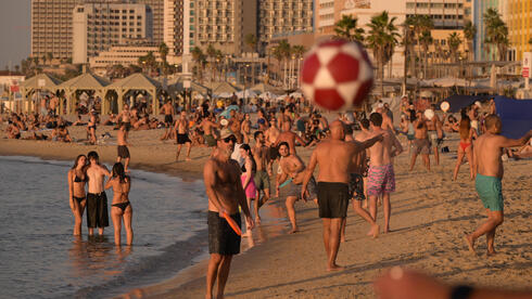 נופשים בחוף בוגרשוב