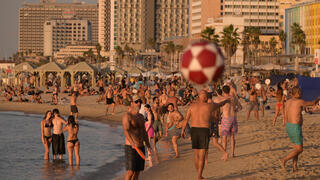 נופשים בחוף בוגרשוב