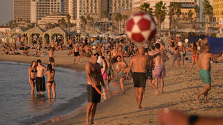נופשים בחוף בוגרשוב