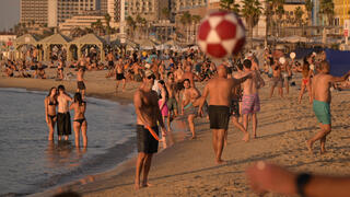 נופשים בחוף בוגרשוב