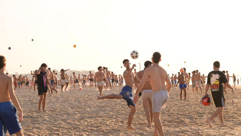 נופשים בחוף בוגרשוב