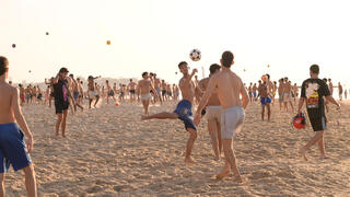 נופשים בחוף בוגרשוב