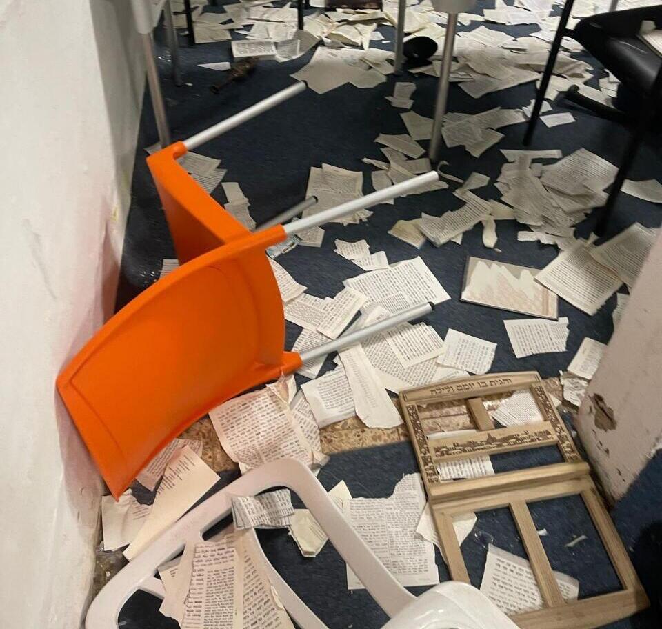Vandalism at synagogue in Kadima (Photo: Avi Ratzabi) פוגרום בבית הכנסת בקדימה צורן