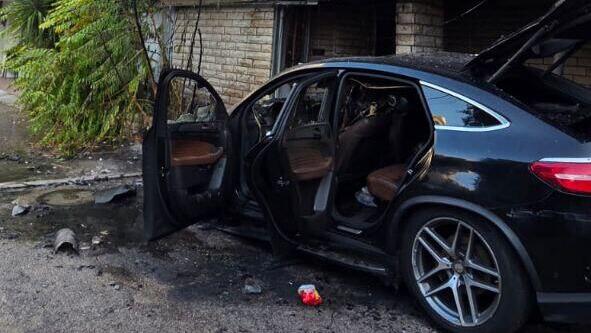 Обогоревшая машина у входа в дом в Хайфе (Публикуется в соответствии с п. 27 алеф Закона об авторских правах) שריפה במבנה מגורים בחיפה, 4 לכודים חולצו