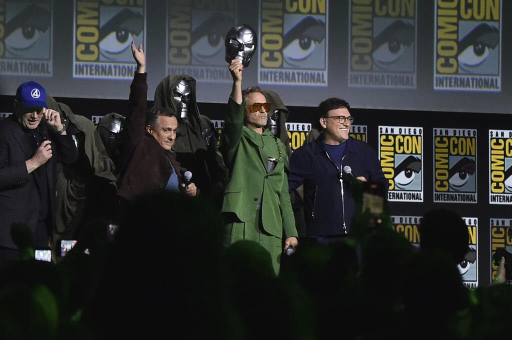 Robert Downey Jr. at Comic-Con during the announcement of 'Avengers: Doomsday' (Photo: Richard Shotwell/Invision/AP) רוברט דאוני ג'וניור בקומיק-קון עם הכרזת "הנוקמים: Doomsday"