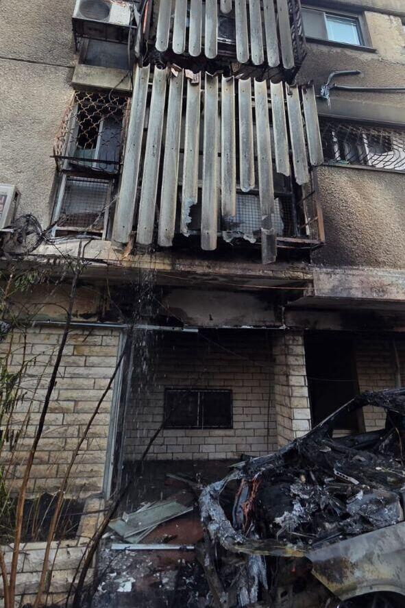 Повреждения от пожара в Хайфе (Публикуется в соответствии с п. 27 алеф Закона об авторских правах) שריפה במבנה מגורים בחיפה, 4 לכודים חולצו