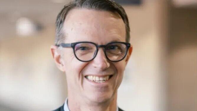 Matthew A. P. Thornhill ארה"ב שופט התחפש ל אלביס אלוויס פרסלי ב דיון ו נאלץ להתפטר