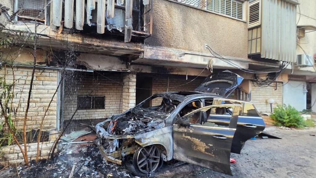 На месте пожара в Хайфе (Фото: Служба пожарной охраны Приморского округа) שריפה במבנה מגורים בחיפה, 4 לכודים חולצו