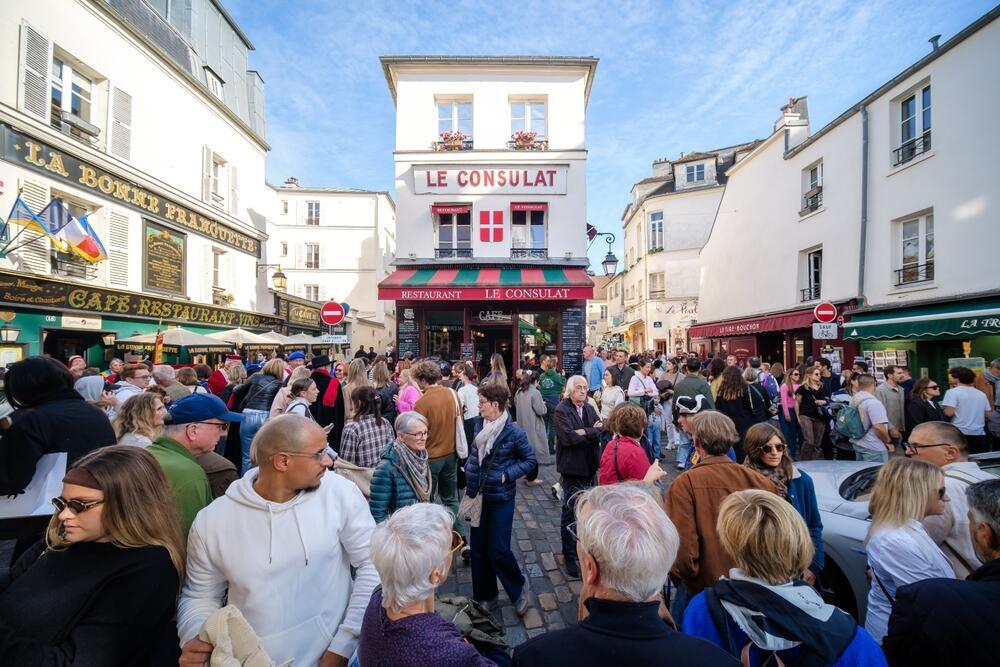 Монмартр (Фото: Symeonidis Dimitrios, shutterstock) אזור מונמארטר העמוס בתיירים