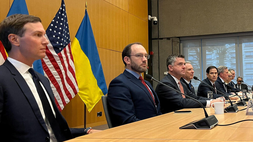 שליחי טראמפ סטיב וויטקוף ו ג'ארד קושנר בשולחן לצד מזכיר המדינה של ארה"ב מרקו רוביו שיחות עם נציגי אוקראינה בז'נבה