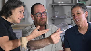 מימין לשמאל: פרופ' עודד קליפלד, פרופ' דבי לינדל ופרופ' עודד בז'ה 