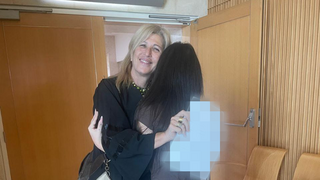 רוני אלוני סדובניק ומתלוננת לאחר ההרשעה