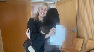 רוני אלוני סדובניק ומתלוננת לאחר ההרשעה