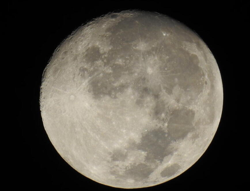 הירח, הלוויין הטבעי היחיד של כדור הארץ