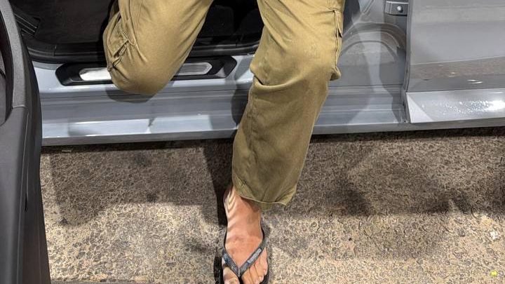 В форме и шлепанцах (Фото: пресс-служба полиции) רס״ן במילואים נעצר בחשד לנסיון הברחת שני שבח״ים