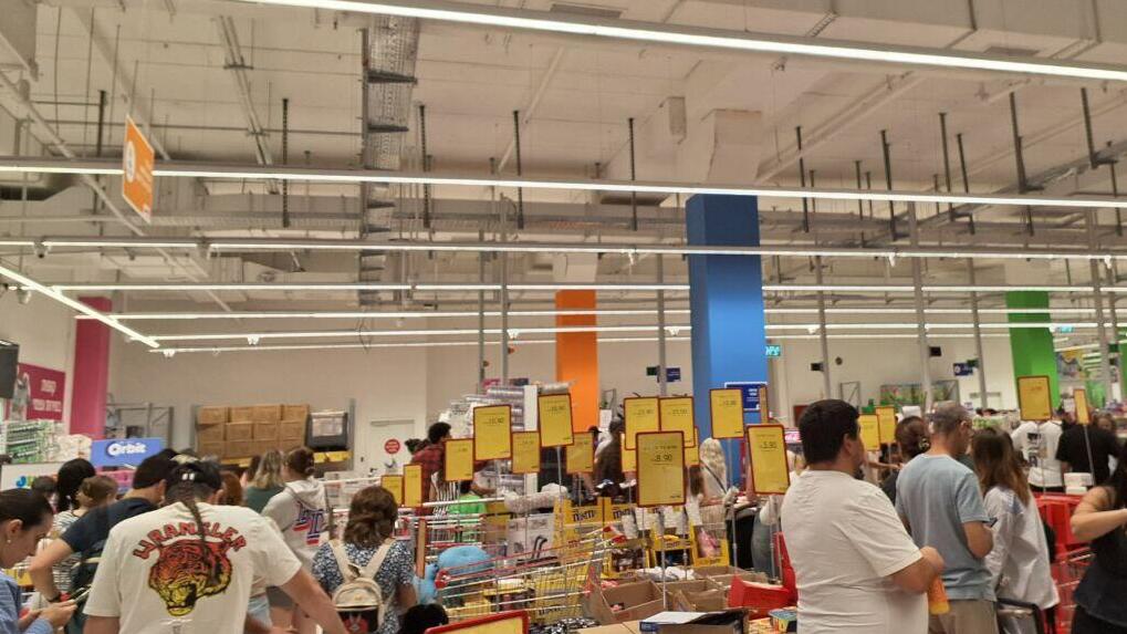 Ажиотаж у касс в новом филиале Jumbo Greece в Нетании (Фото: Анастасия Тадсон) Ажиотаж у касс в новом филиале Jumbo Greece в Нетании