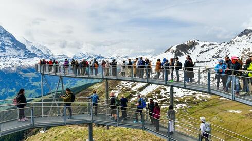 תיירים בנקודת תצפית בגרינדלוולד, שווייץ