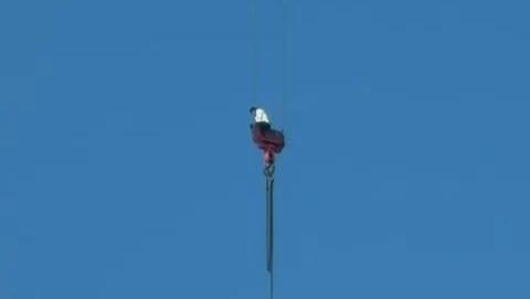 Подросток на подъемном кране נער בן 15 מתבצר על מנוף בירושלים