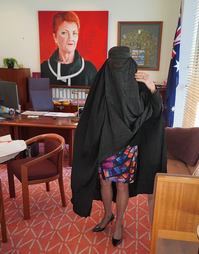 אוסטרליה חברת סנאט פאולין הנסון באה ב בורקה